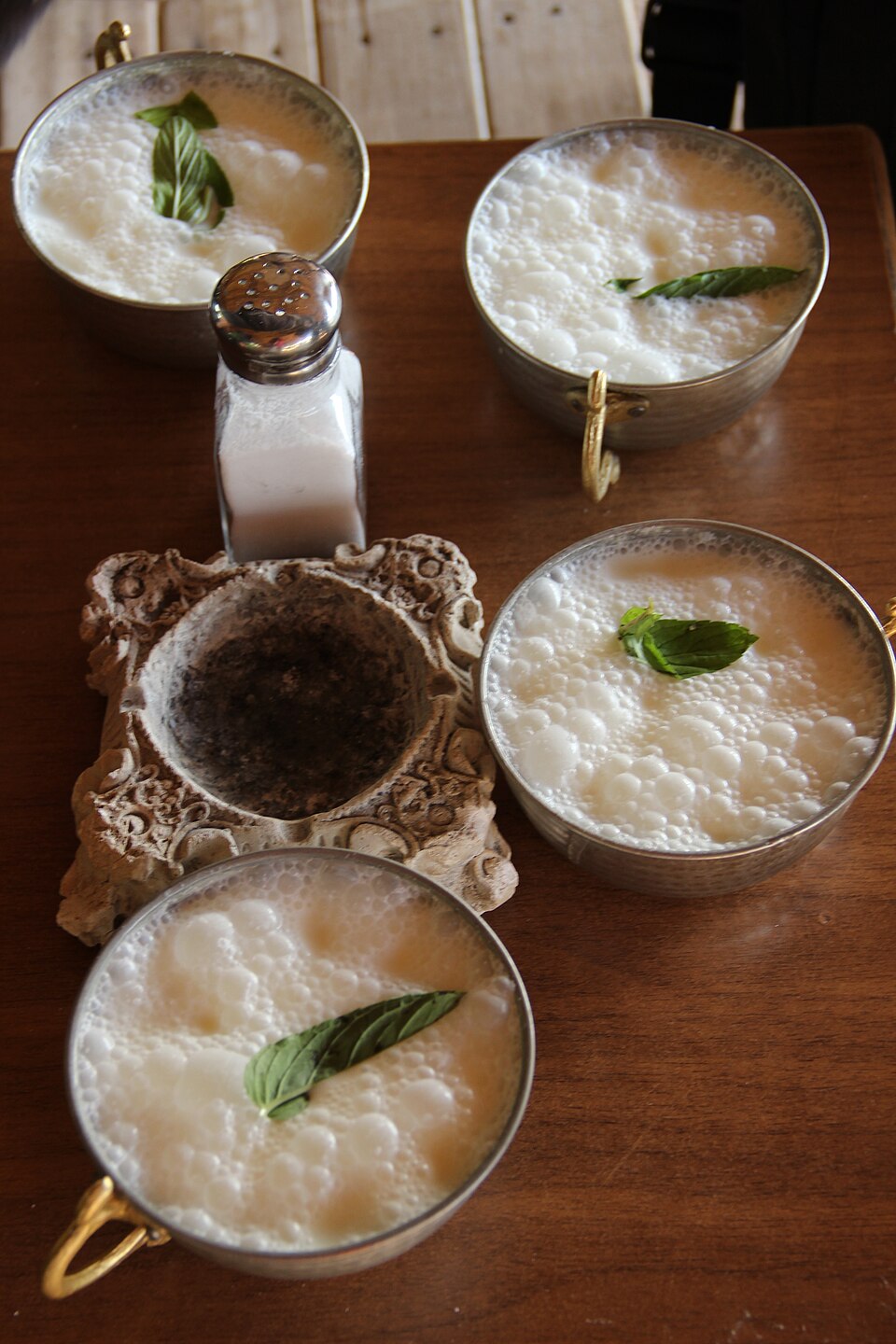Bakır taslarda köpüklü yayık ayran