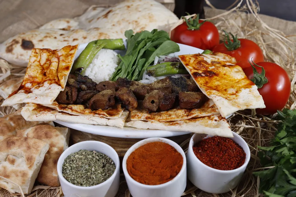 Lavaş üstünde közde pişmiş Diyarbakır ciğer şiş