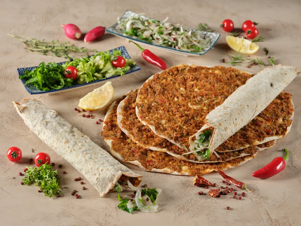 Özbey Lahmacun'da taş fırında pişmiş Diyarbakır usulü lahmacun