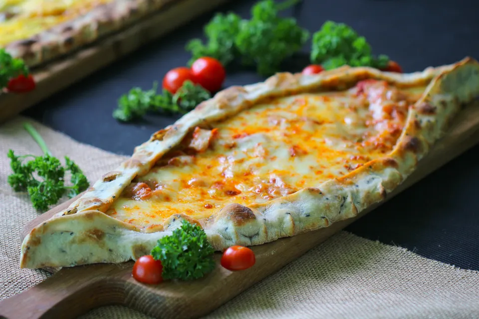 Bol kaşarlı kayık pide
