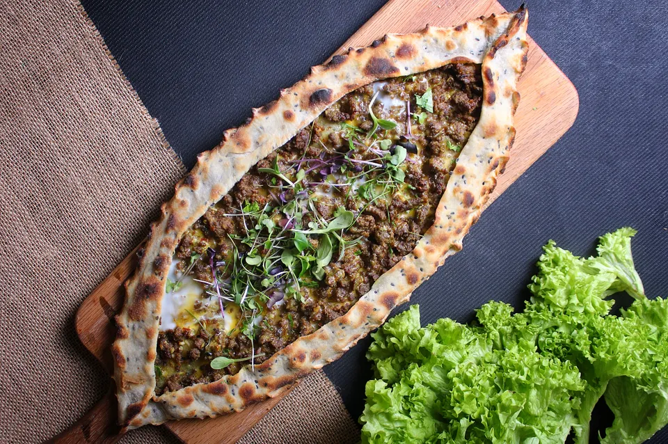 Ahşap tahta üzerinde kıymalı kayık pide