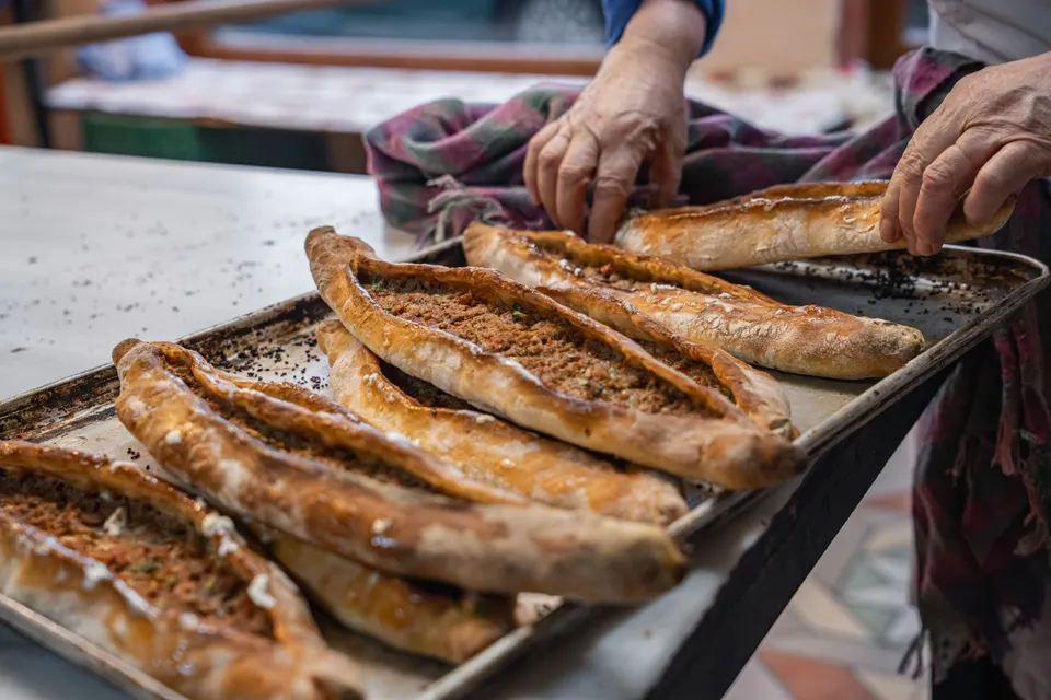 Fırın tepsisinde sıralanmış kıymalı pideler