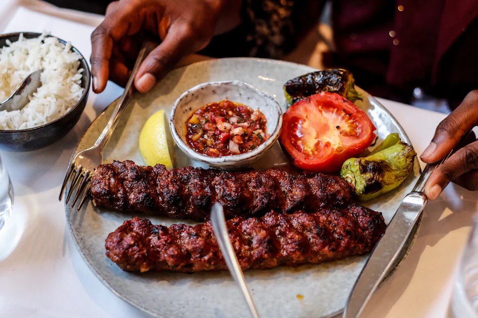Tabakta közde pişmiş iki uzun sade kebap